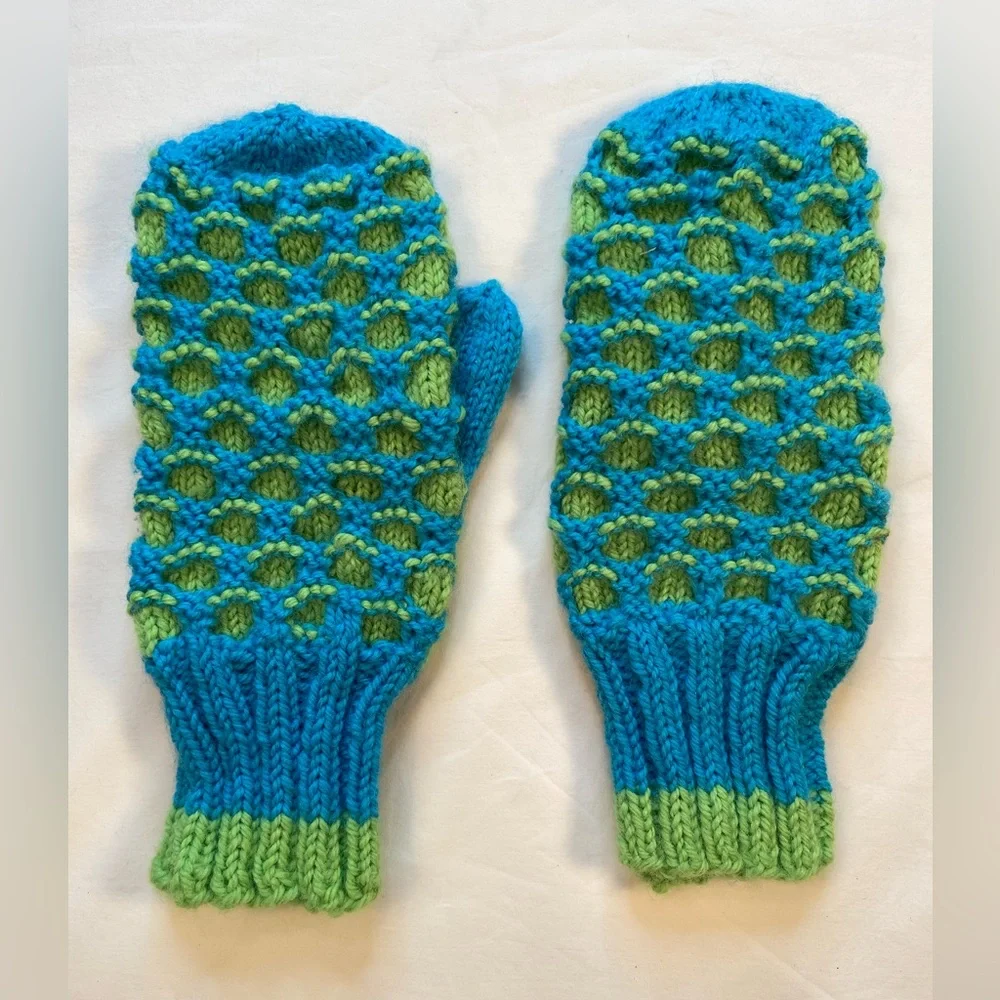 NWOT‎ Handknit Wool Mittens Handmade Blue and Green, never worn. Crispy pattern!